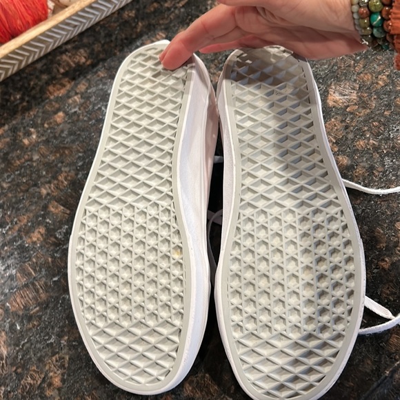 🌿Vans White tie up sneakers size men’s 7.5/women’s 9🌿 - Picture 3 of 8